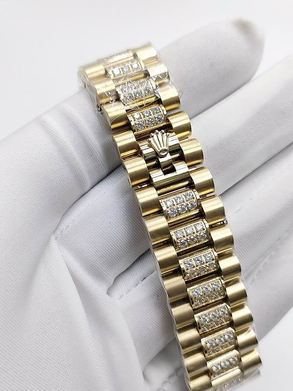 Role Oyster Perpetual Day-Date 36 in 18k Yellow Gold with a Green Dial, Diamond-Set Bezel and President Bracelet