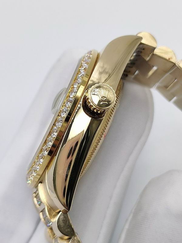 Role Oyster Perpetual Day-Date 36 in 18k Yellow Gold with a Green Dial, Diamond-Set Bezel and President Bracelet