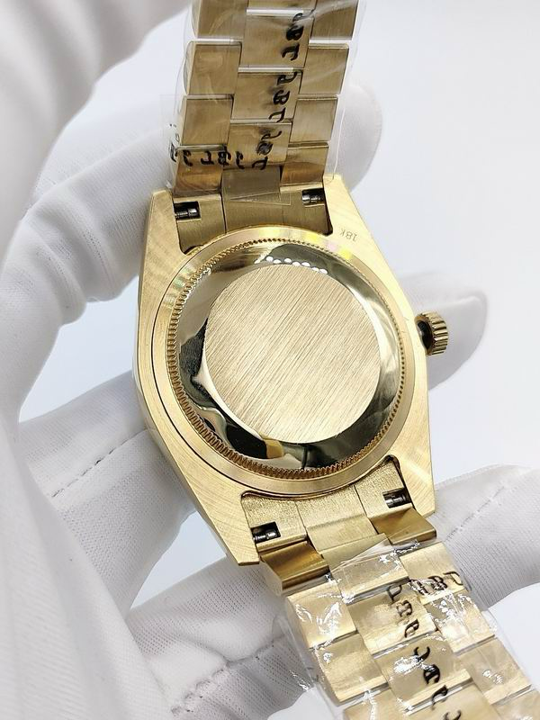 Role Oyster Perpetual Day-Date 36 in 18k Yellow Gold with a Green Dial, Diamond-Set Bezel and President Bracelet