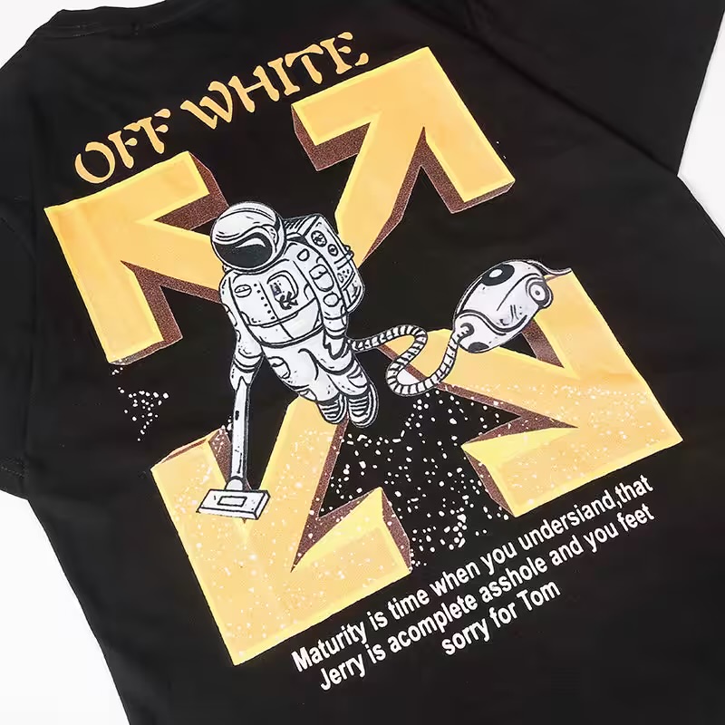 Off whte t-shirt in Black