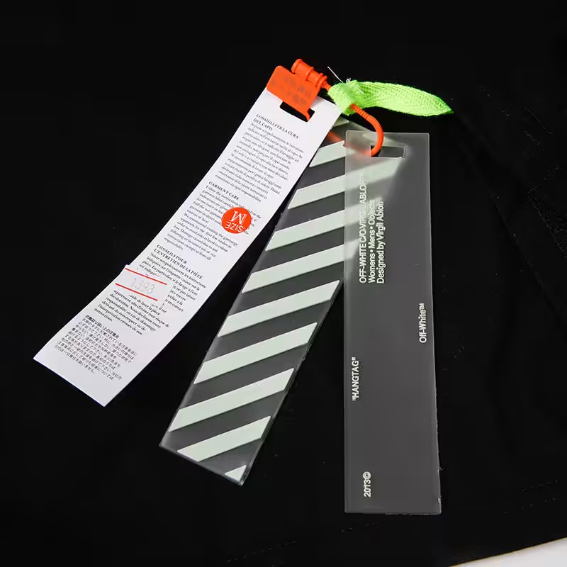 Off whte t-shirt in Black